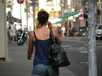  jeune femme au téléphone dans la rue